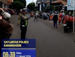 Utamakan Pejalan Kaki, Anggota Polres Karangasem Bantu Sebrangkan Warga Pejalan Kaki di Pasar Kesatriaan Amlapura