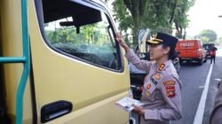 Polres Jembrana Gelar Polantas Berbagi Takjil dan Edukasi Keselamatan dalam Berkendara, Melalui Pembagian Brosur