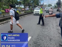 Cegah Lakalantas, Anggota Lantas Polres Karangasem Bantu Seberangkan Siswa Siswi SMP N 2 Amlapura