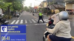 Cegah dan Antisipasi Lakalantas Anggota Lantas Polres Karangasem Seberangkan Siswa Siswi SD Negeri 4 Subagan
