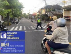 Cegah dan Antisipasi Lakalantas Anggota Lantas Polres Karangasem Seberangkan Siswa Siswi SD Negeri 4 Subagan