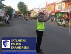 Personil Lantas Laksanakan Tugas Gatur di BTN Taman Asri Karangasem, Agar Arus Lalin Aman Lancar Terkendali