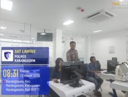 Personil Lantas Berikan uji Teori Avis Komputerisasi Bagi Pemohon SIM Baru