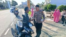 Tebar Kebaikan di Bulan Ramadhan, Kapolsek Julok Bagikan Takjil Kepada Pengguna Jalan