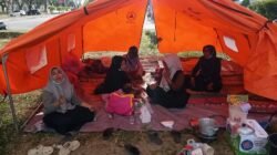 Pengungsi yang dirikan tenda di Kantor Bupati Bireuen ternyata Ada Yang Sudah Terima DTH