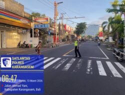 Polisi Sahabat Anak, Anggota Lantas Polres Karangasem Laksanakan Penyebrangan Siswa Siswi SD Negeri 4 Subagan