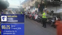 Utamakan Pejalan Kaki, Anggota Polres Karangasem Seberangkan Warga Pejalan Kaki di Pasar Kesatriaan Amlapura