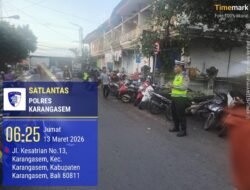 Utamakan Pejalan Kaki, Anggota Polres Karangasem Seberangkan Warga Pejalan Kaki di Pasar Kesatriaan Amlapura