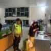 Tertinggal Kereta, Dua Pemudik Dibantu Polisi Hingga Berangkat