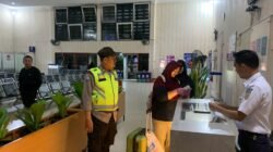 Tertinggal Kereta, Dua Pemudik Dibantu Polisi Hingga Berangkat