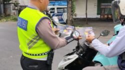 Bangun Kesadaran untuk Tertib Berlalulintas, Sat Lantas Berikan Himbauan  Melalui Pembagian Brosur 