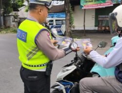 Bangun Kesadaran untuk Tertib Berlalulintas, Sat Lantas Berikan Himbauan  Melalui Pembagian Brosur 