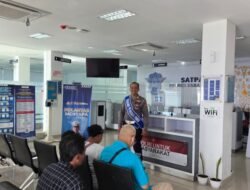 Ramah dan Santun, Personil Sat Lantas Berikan Pannduan kepada Setiap Pemohon SIM di Satpas Polres Karangasem