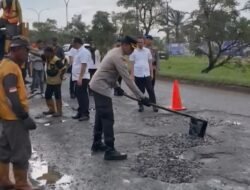 Ratusan Personel Gabungan Polda Sumsel Perbaiki Infrastruktur Jalan Jelang Mudik Lebaran