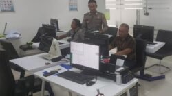 Pastikan Mengenal Rambu-Rambu, Personil Lantas Berikan Teori Avis Komputerisasi Kepada Pemohon SIM Baru