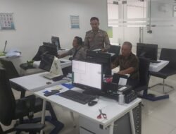 Pastikan Mengenal Rambu-Rambu, Personil Lantas Berikan Teori Avis Komputerisasi Kepada Pemohon SIM Baru