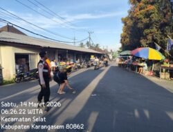 Jaga Kelancaran Arus Lalulintas,  Polsek Selat Gelar Pengaturan Lalu Lintas di Depan Pasar 
