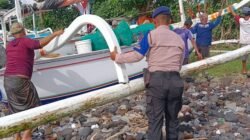 Bentuk Perhatian Personel Sat Polairud Polres Karangasem, Bantu Nelayan Mendorong Jukung di Pantai Yehkali