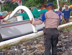 Bentuk Perhatian Personel Sat Polairud Polres Karangasem, Bantu Nelayan Mendorong Jukung di Pantai Yehkali