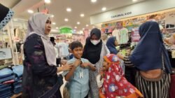 Hj Faridah Adam Beli Baju Baru Lebaran untuk Pengungsi Banjir di Bireuen