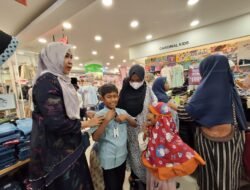 Hj Faridah Adam Beli Baju Baru Lebaran untuk Pengungsi Banjir di Bireuen