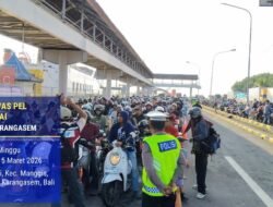 Cegah dan Antisipasi Curanmor, Personil Lantas Perketat Pemeriksaan Kelengkapan Pengendara di Pelabuhan Padangbai