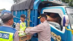 Bentuk Kepedulian Polri di Momen Bulan Suci Ramadhan, Polsek Melaya Berbagi Takjil untuk Pemudik