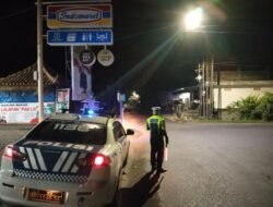 Jaga Situasi Tetap Kondusif, Unit Turjagwali Menyusuri Jalan Kesatrian, Diponogoro dan Kartini Melalui Giat Blue Light Patrol dan Barcode