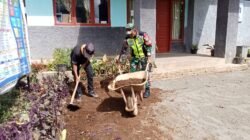 Babinsa dan Warga Gotong Royong Bersihkan Halaman Kantor Desa Merah Pupuk
