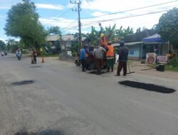 Dinas PU Bina Marga Jember Bersama Tim URC, Perbaiki Ruas Jalan di Kecamatan Puger