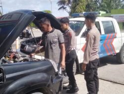 Respon Cepat Personel Pos Pam Operasi Ketupat Seulawah Polres Aceh Timur Saat Melihat Kendaraan Warga Mogok
