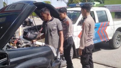 Respon Cepat Personel Pos Pam Operasi Ketupat Seulawah Polres Aceh Timur Saat Melihat Kendaraan Warga Mogok