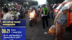 Utamakan Keselamatan Pejalan Kaki, Personel Lantas Karangasem Sebrangkan Warga Menuju Pasar Ksatrian, Amlapura