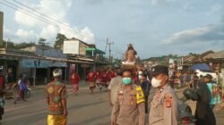 Anggota Polsek Tanjung Raya Polres Mesuji Laksanakan Pengamanan Arak-Arakan Ogoh-Ogoh Jelang Hari Raya Nyepi