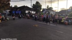 Jaga Kelancaran dan Ketertiban Lalulintas, Personil Polsek Selat Lakukan Pengaturan Lalu Lintas di Depan Pasar  