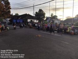 Jaga Kelancaran dan Ketertiban Lalulintas, Personil Polsek Selat Lakukan Pengaturan Lalu Lintas di Depan Pasar  