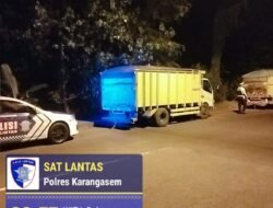 Unit Turjagwali Polres Karangasem Lakukan Patroli Blue Light Patrol Berikan Himbauan Para Sopir Truk, Agar tidak Parkir Sembarangan