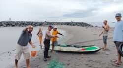 Bentuk Kepedulian Sat Polairud Polres Karangasem, Bantu Nelayan Lepaskan Ikan dari Jaring