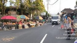 Pastikan Kelancaran Arus Lalulintas, Polsek Selat Lakukan Gatur Lalin di Depan Pasar 