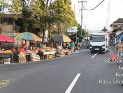 Pastikan Kelancaran Arus Lalulintas, Polsek Selat Lakukan Gatur Lalin di Depan Pasar 