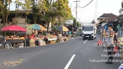Pastikan Kelancaran Arus Lalulintas, Polsek Selat Lakukan Gatur Lalin di Depan Pasar 