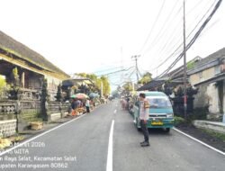 Pastikan Kelancaran Arus Lalulintas, Personil Polsek Selat Laksanakan Gatur Lalin Pagi di Depan Mako