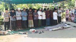 Personel Polsek Peureulak Ikut Fardhu Kifayah Korban Tenggelam