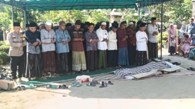 Personel Polsek Peureulak Ikut Fardhu Kifayah Korban Tenggelam