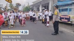 Bhabinkamtibmas Desa Duda Berikan Pengamanan kegiatan Upacara Keagamaan (Petirtaan), di Pura Bukit Kelab, Desa Duda