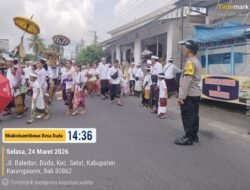 Bhabinkamtibmas Desa Duda Berikan Pengamanan kegiatan Upacara Keagamaan (Petirtaan), di Pura Bukit Kelab, Desa Duda