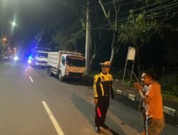 Unit Turjagwali Polres Karangasem Gelar Blue Light Patrol, Berikan Himbauan Sopir Truk tidak Parkir Sembarangan