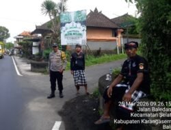 Sinergi Bhabinkamtibmas Desa Selat Bersama Pecalang Desa Adat Santi, Berikan Pengamanan Upacara Pernikahan