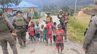 Patroli Satgas Ops Damai Cartenz di Intan Jaya: Interaksi dengan Warga dan Anak-anak di Sugapa