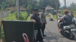 Bhabinkamtibmas Desa Muncan Bersinergi Bersama Pecalang, Berikan Pengamanan Upacara Manusa Yadnya